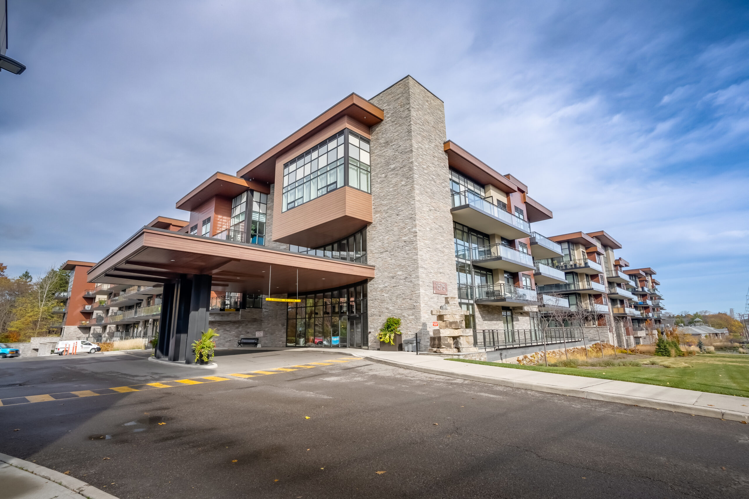 01-1575 Lakeshore Rd W Unit 221-001_enfused